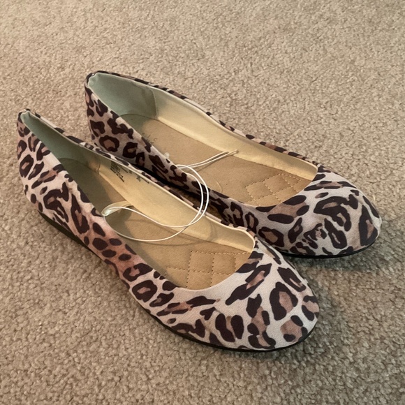 leopard print flats, size 8 - Picture 2 of 4